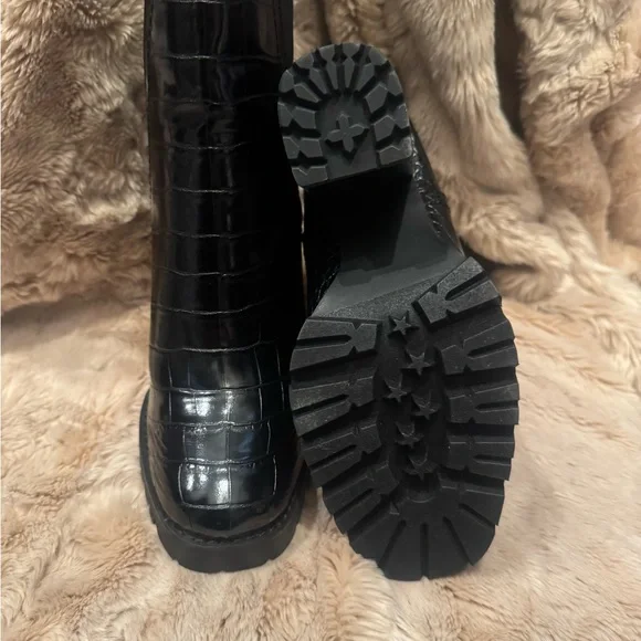 Elegant Black Croc-Embossed Women's Boots - Picture 1 of 4